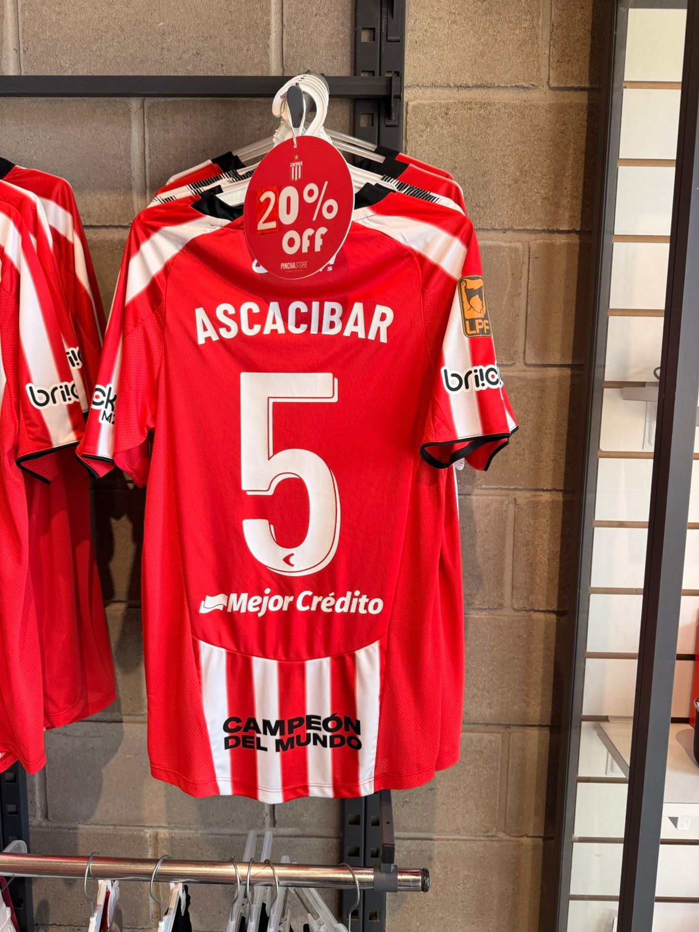 La camiseta de Santiago Ascacíbar en el Pincha Store