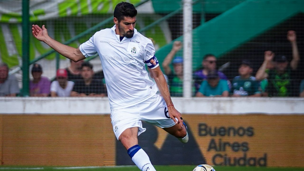 Gastón Suso tiene cuatro amarillas y corre riesgo de perderse el clásico platense