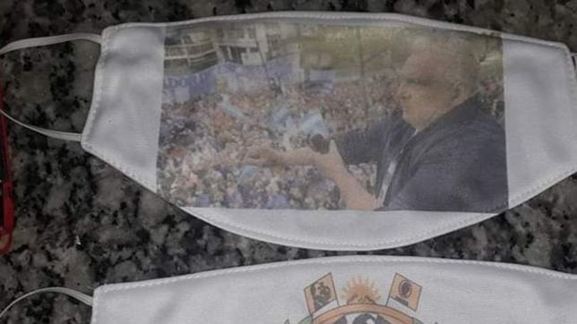 insolito: en la plata fabricaron barbijos de la uocra con la cara del pata medina