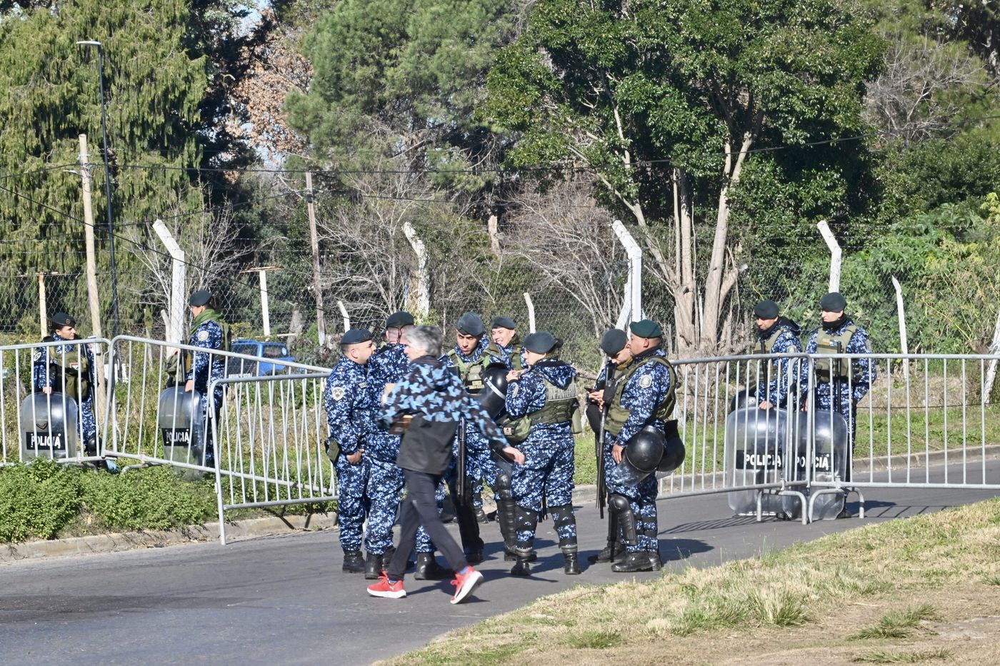 La Policía custodia las inmediaciones del Salón Vonharv de Gonnet.