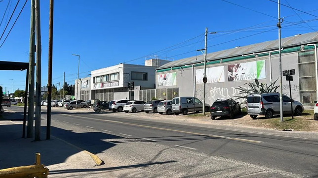 vecinos de un conocido complejo deportivo de gonnet cortaran calle 12 para exigir soluciones por los ruidos