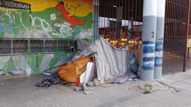 conmocion en la plata: hallaron muerto a un hombre en plena calle e investigan que ocurrio