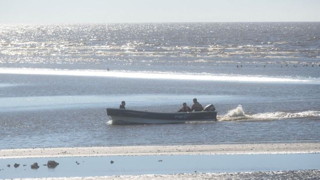 frenan la busqueda de los pescadores en punta lara y crece la angustia