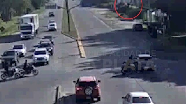 video: paso en rojo, choco una moto, perdio el control del auto y se incrusto en una casa