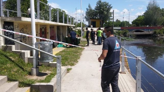 conmocion en berisso: hallaron a un hombre sin vida abajo de un puente