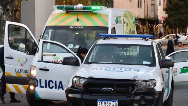 discutieron con una vecina, intentaron quemarle la casa y apedrearon a la policia