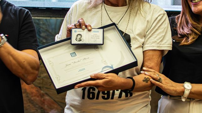 entregaron el carnet de socio eterno a un hincha de racing de la plata que esta desaparecido
