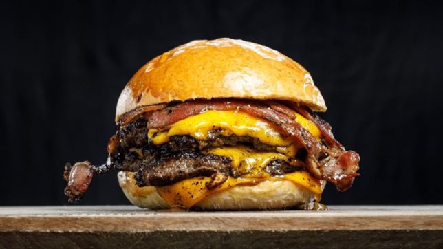 ahumado, queso untuoso y una mayonesa unica: los secretos de cheesen burger en la plata