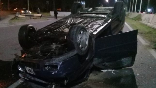 impresionante choque y vuelco en la subida de la autopista la plata-buenos aires