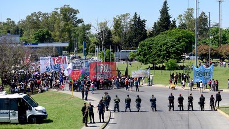 Una protesta social volverá a interrumpir el tránsito en la bajada de la Autopista Una protesta social volverá a interrumpir el tránsito en la bajada de la Autopista