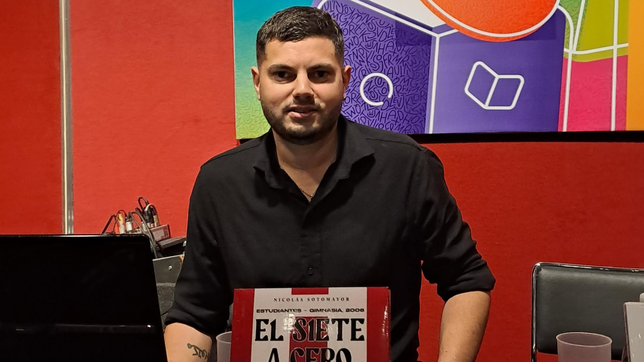 presentan el libro de estudiantes que repasa escenas de un historico clasico platense