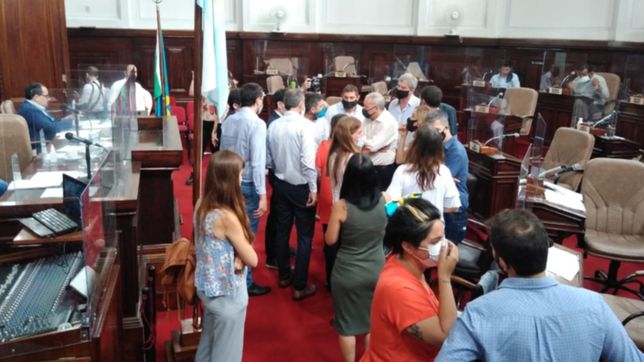 los concejales decidieron acelerar la sesion y homenajear a maradona