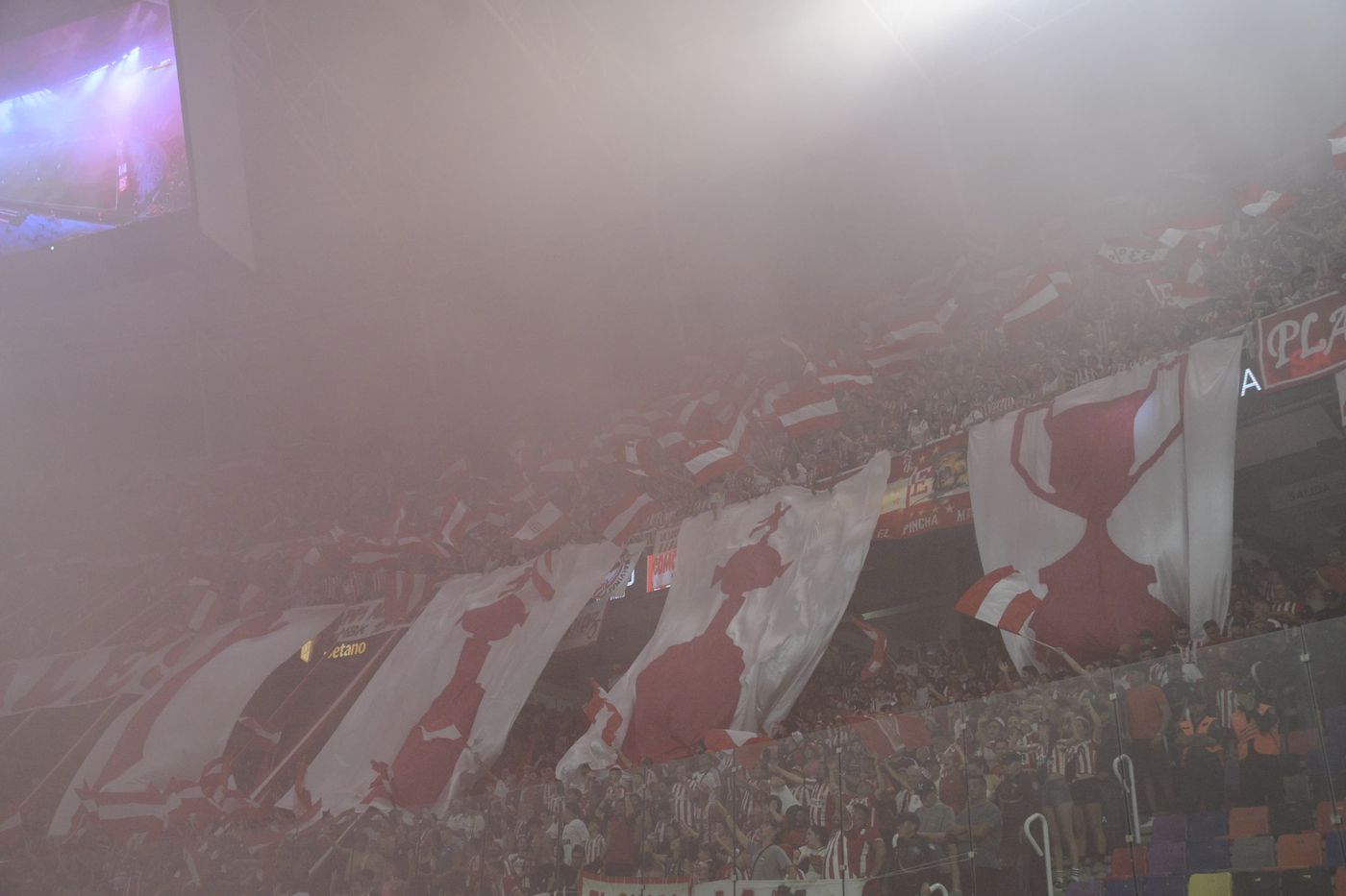 Estudiantes Vélez Trofeo de Campeones hinchada copas.jpeg