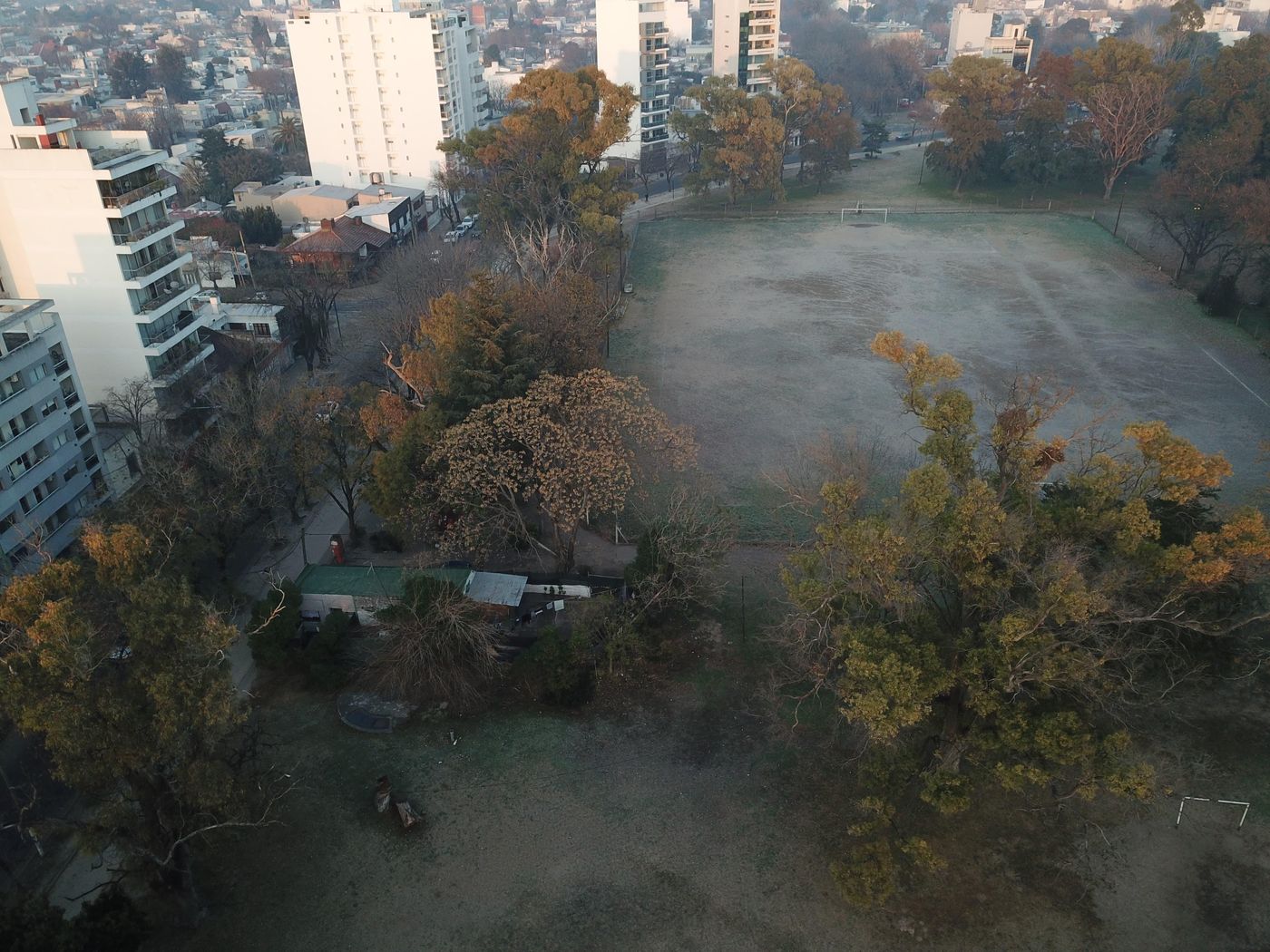 La Comuna planea recuperar una amplia zona de una hectárea en el Parque San Martín, hoy ocupada por un estacionamiento vehicular La Comuna planea recuperar una amplia zona de una hectárea en el Parque San Martín, hoy ocupada por un estacionamiento vehicular