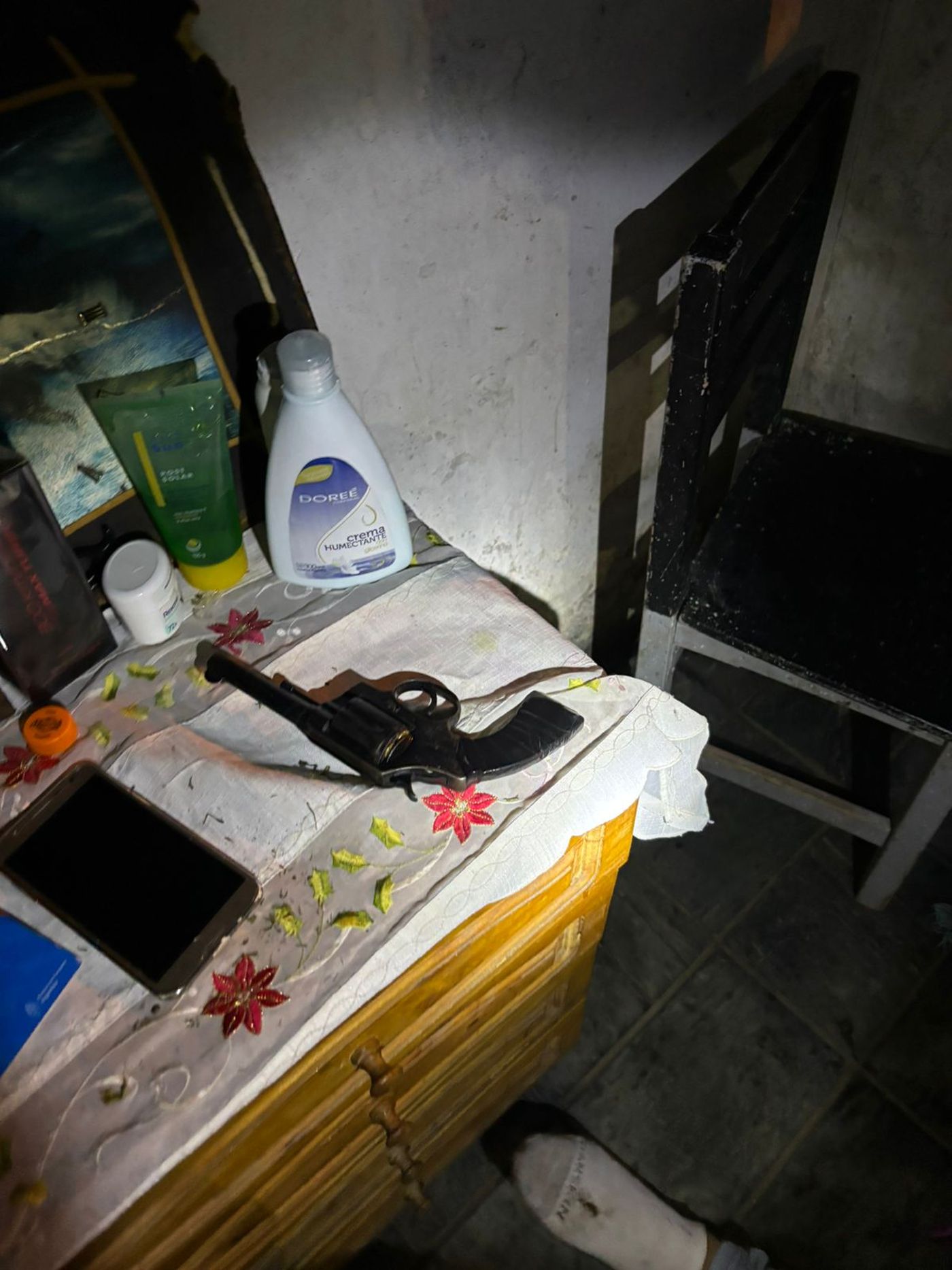 Durante el allanamiento en la vivienda de Ensenada, la Policía encontró un arma y drogas