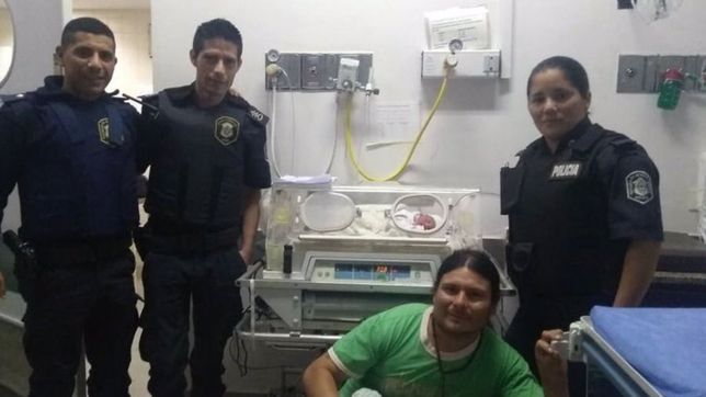 policias parteros ayudaron a una mujer que termino dando a luz en el hospital san martin