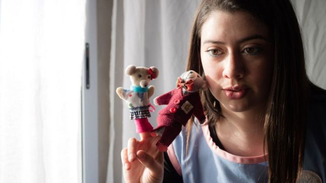 titeres y munecos, las divertidas clases virtuales de una maestra jardinera en la plata