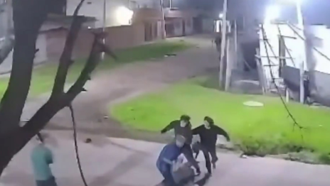 Molieron a golpes a un hombre en Los Hornos e investigan presuntos abusos como desencadenantes