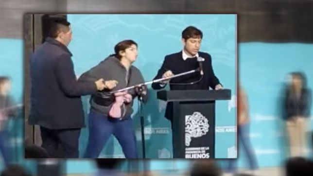 videos: tension en un acto cuando una mujer subio al escenario para interrumpir a kicillof