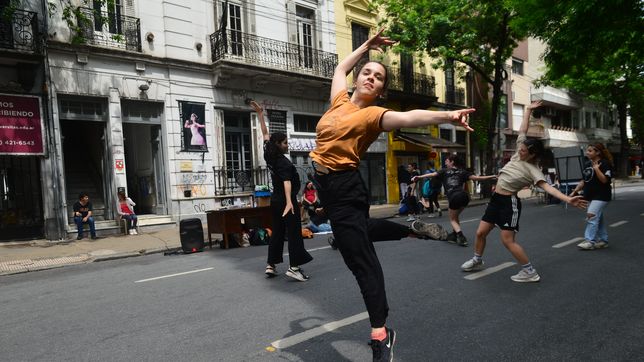 la escuela de danzas bailo en la calle para reclamar por la educacion publica
