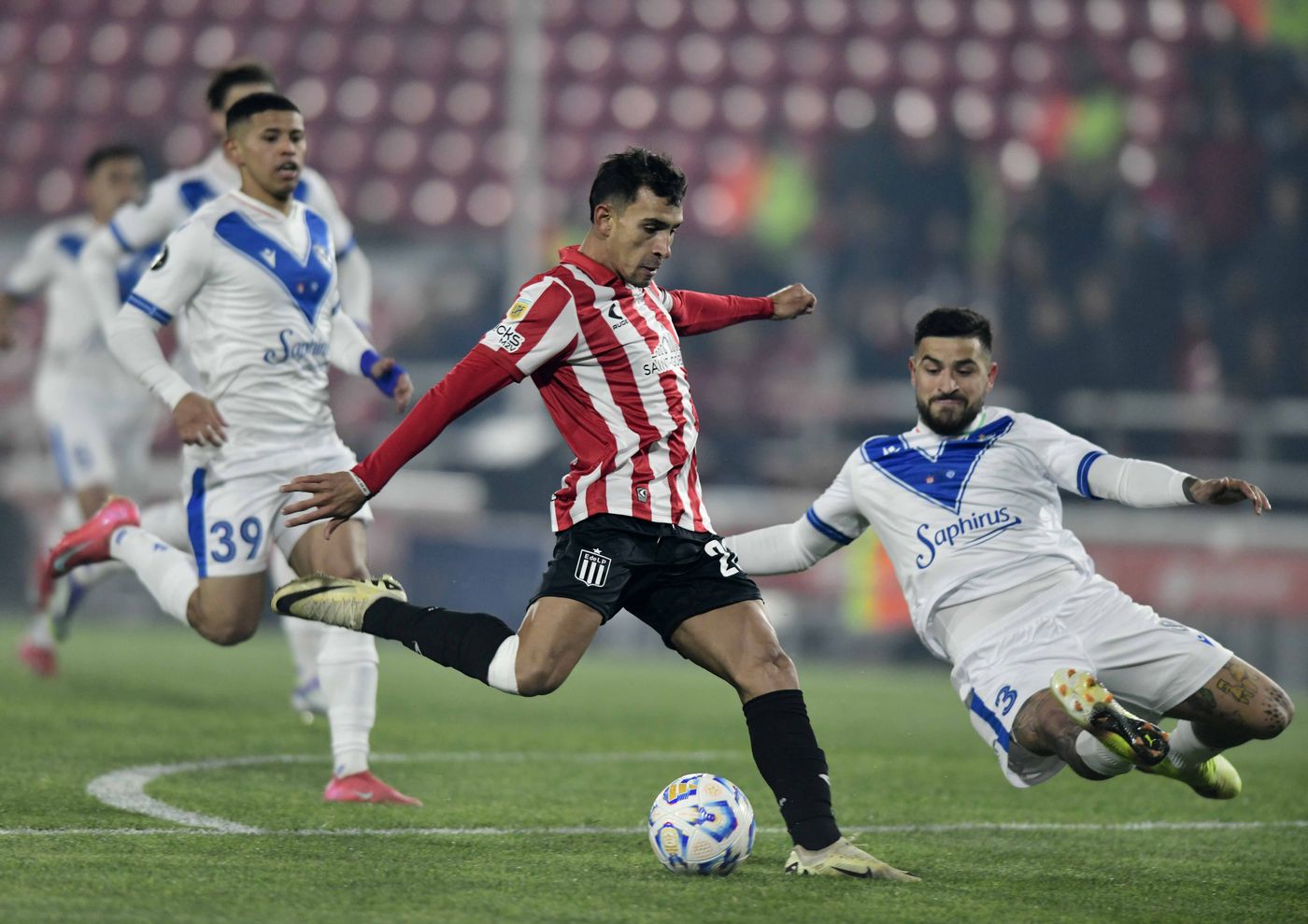 Eric Meza peleando la pelota para Estudiantes. Eric Meza peleando la pelota para Estudiantes.