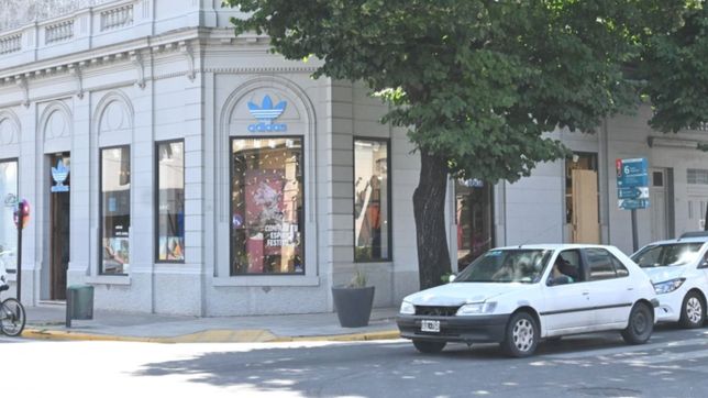 ladrones armados encerraron a los empleados en un bano y robaron el adidas de 9 y 50