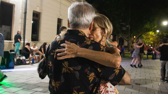 llega a la plata una nueva noche de tango al aire libre
