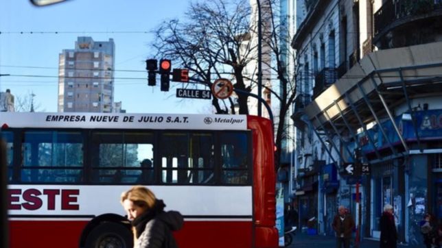 desde este sabado los micros ya pueden doblar a la izquierda en 7 y 54