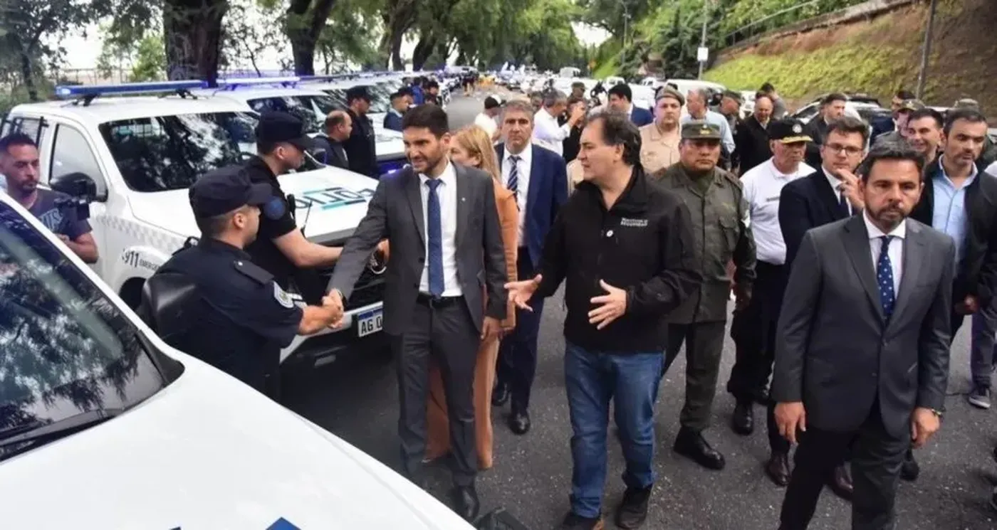 El gobernador de Santa Fe, Maximiliano Pullaro, recibió los 80 patrulleros enviados por Axel Kicillof para combatir el narcotráfico