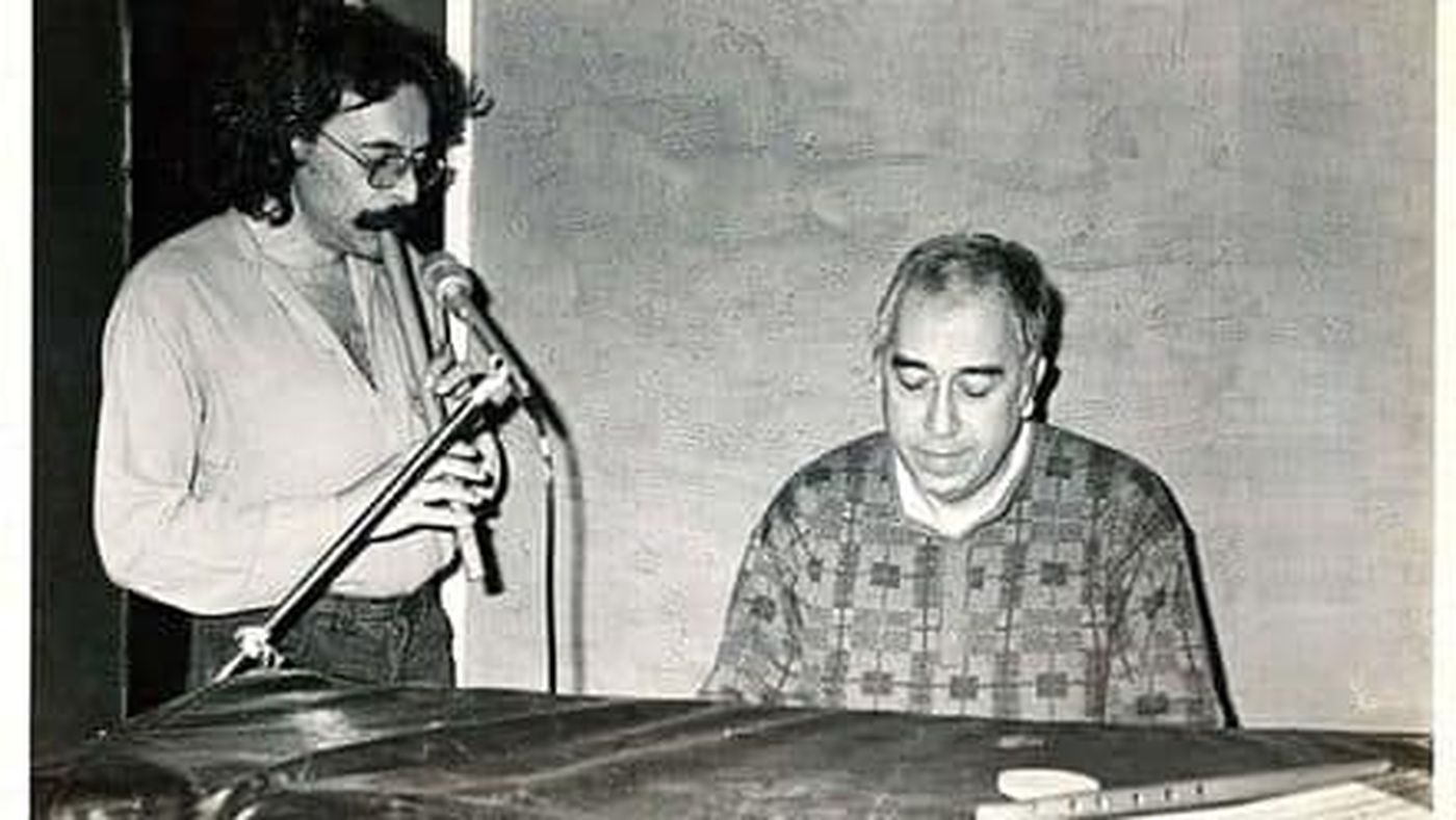 Con el pianista Manolo Juárez, otro revolucionario del folklore instrumental. 