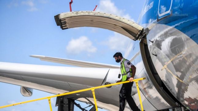 sale otro vuelo de aerolineas a rusia para traer mas vacunas contra el coronavirus