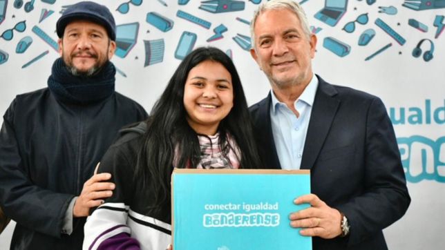 entregaron mas de 100 netbooks a estudiantes secundarios de la plata