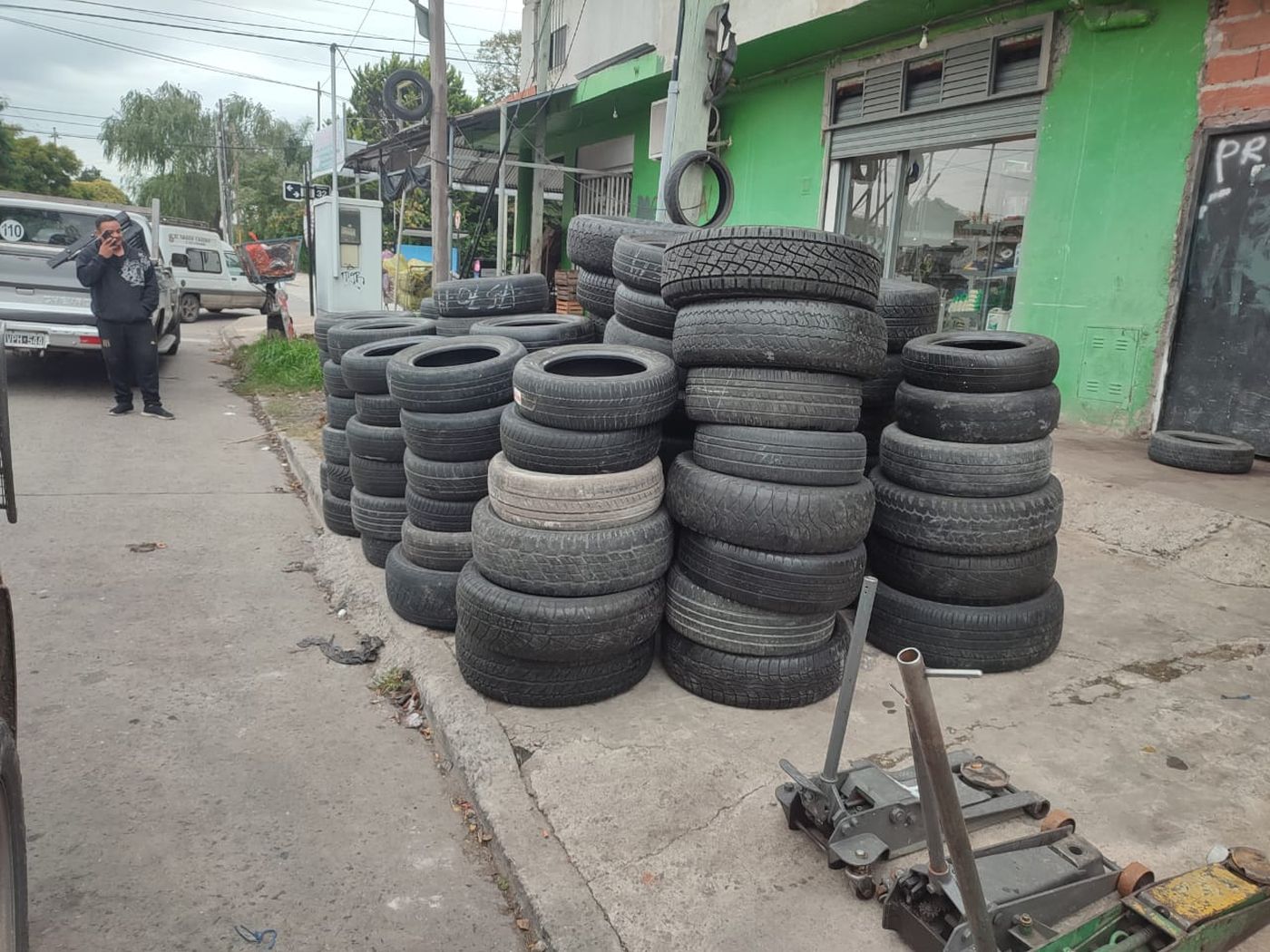 Bajo la fachada de una gomería, operaba una banda de roba ruedas
