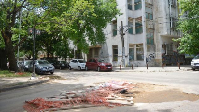 vecinos de 15 y 65 en alerta: un cano roto de absa se trago la calle