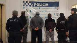 tres sospechosos de un robo en la plata intentaron escapar en una camioneta y fueron detenidos tres sospechosos de un robo en la plata intentaron escapar en una camioneta y fueron detenidos