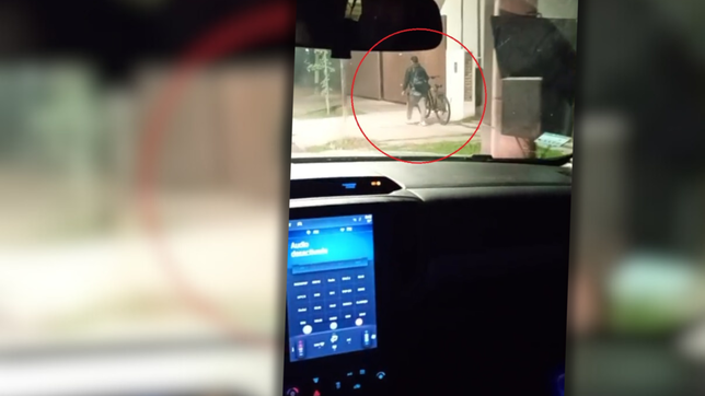 agentes de control urbano sorprendieron a un ladron en gonnet, recuperaron una bicicleta y se la devolvieron a la victima