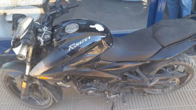 viajaba en una moto robada por la plata, intento esquivar un control y termino detenido