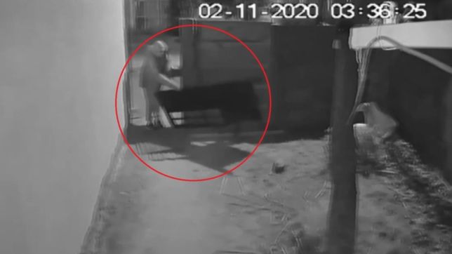 video: un delincuente tiro una puerta abajo y se metio en una casa de la plata