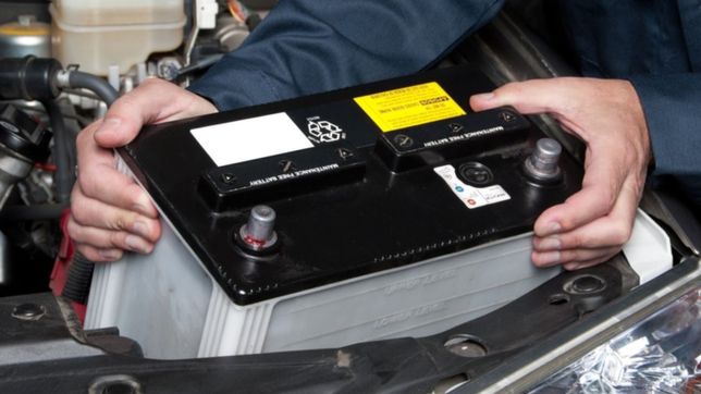 a plena luz del dia, robo la bateria de un auto estacionado en la calle y escapo