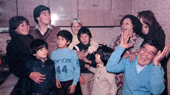 los duendes de diego maradona en la paternal, a 46 anos de ser campeon del mundo en japon