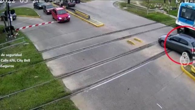 el impactante video del choque entre la formacion del tren roca y un auto en city bell