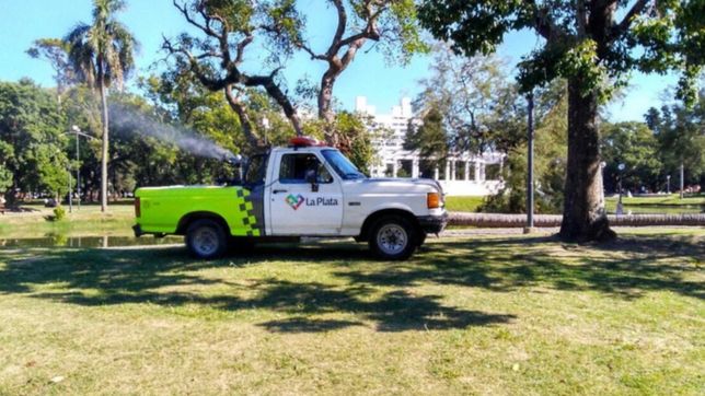 fumigan las calles y plazas para combatir el dengue, el zika y la fiebre chikungunya en la plata