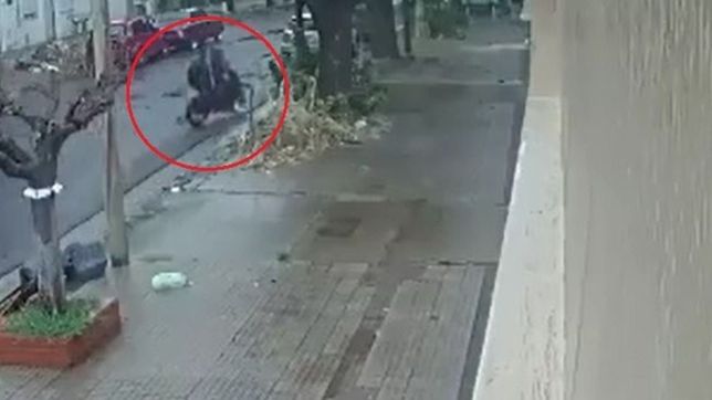 video: brutal golpiza a una mujer en otro ataque motochorro en la plata