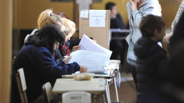 ¿cual es el rol de las autoridades de mesa y de los fiscales?