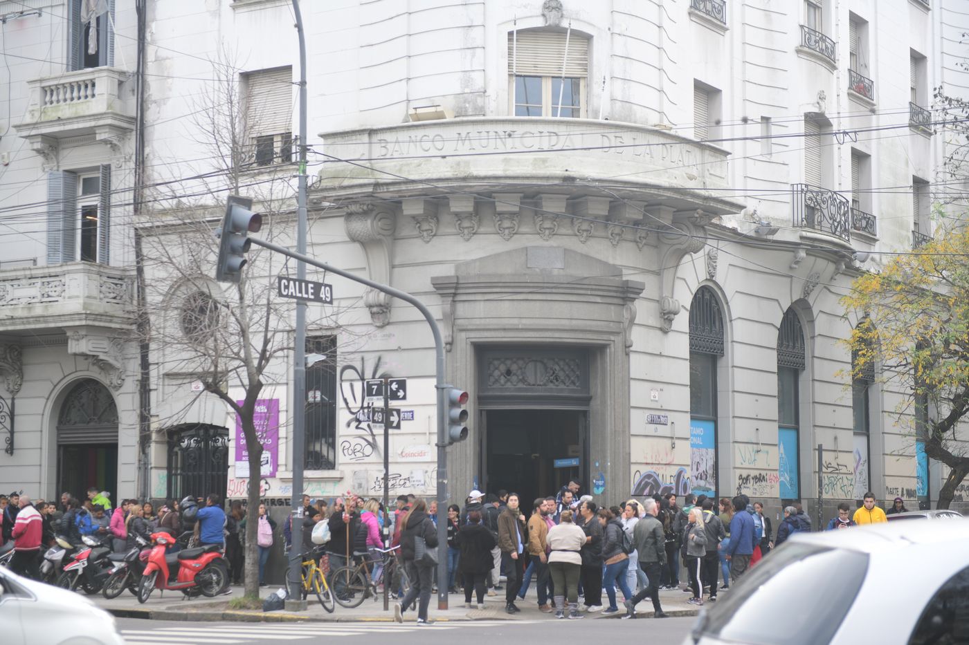 Decenas de ex feriantes se dirigieron a la Secretaría de Producción de la Municipalidad de La Plata, ubicada en 7 y 49.