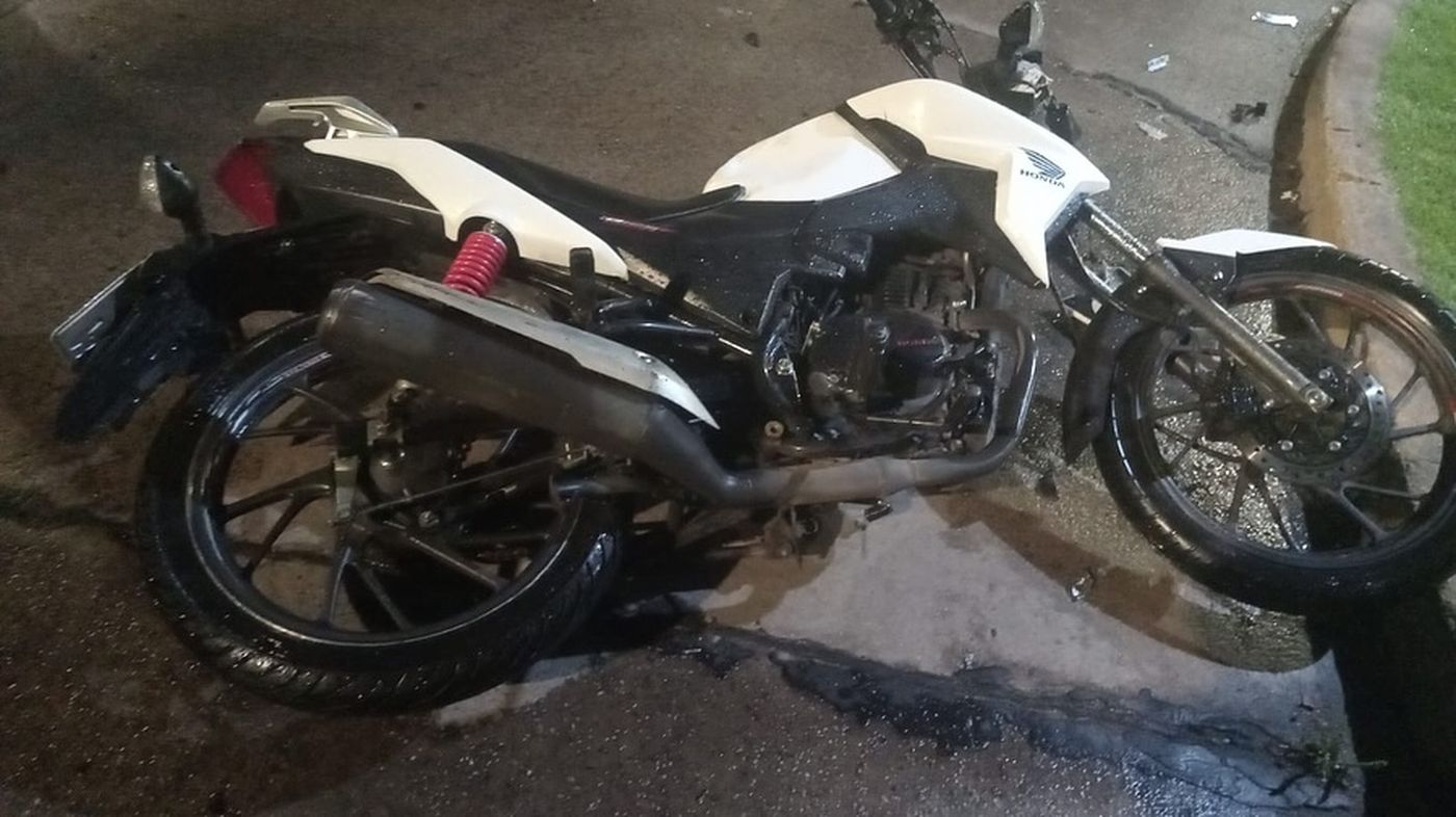 La moto que los jóvenes robaron en La Plata, momentos después del choque 