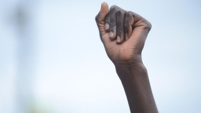 el dia despues de un nuevo choque con la policia, los senegaleses marcharon en la plata