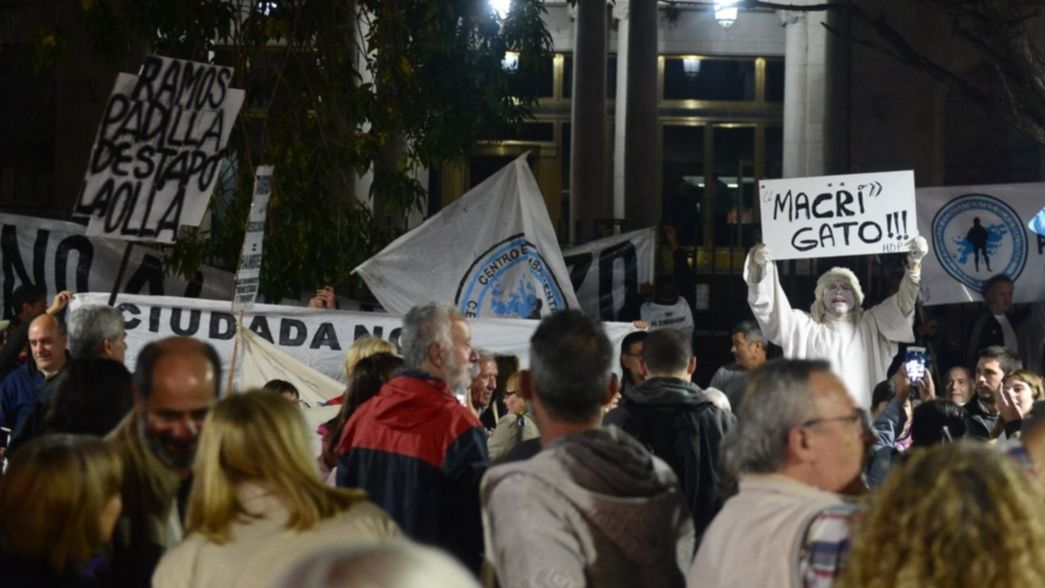 Cortes, pancartas y cacerolas: así se vivió el ruidazo en pleno centro de La Plata