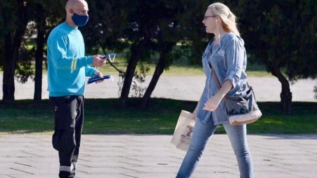 preocupa el mal uso del tapabocas: el 60% de las personas lo utiliza mal en la plata