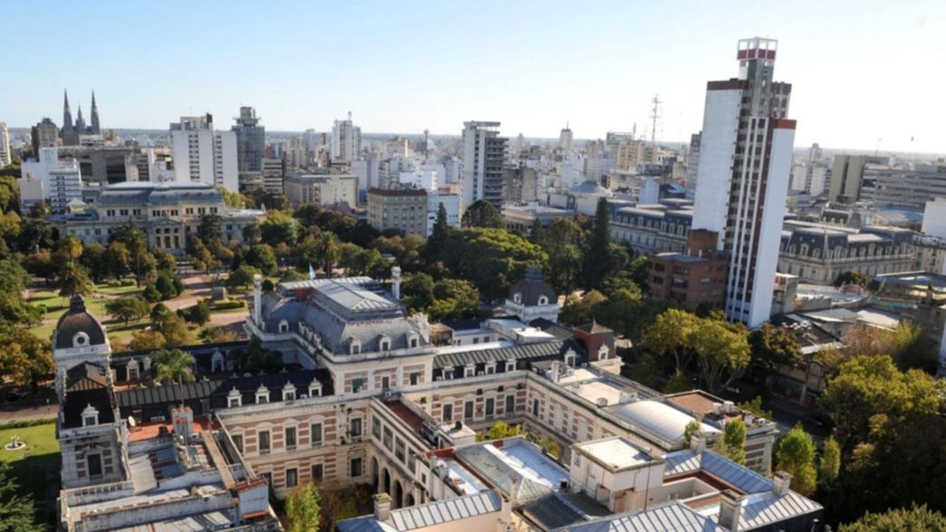 El gobierno bonaerense evalúa pases a planta y ascensos para estatales